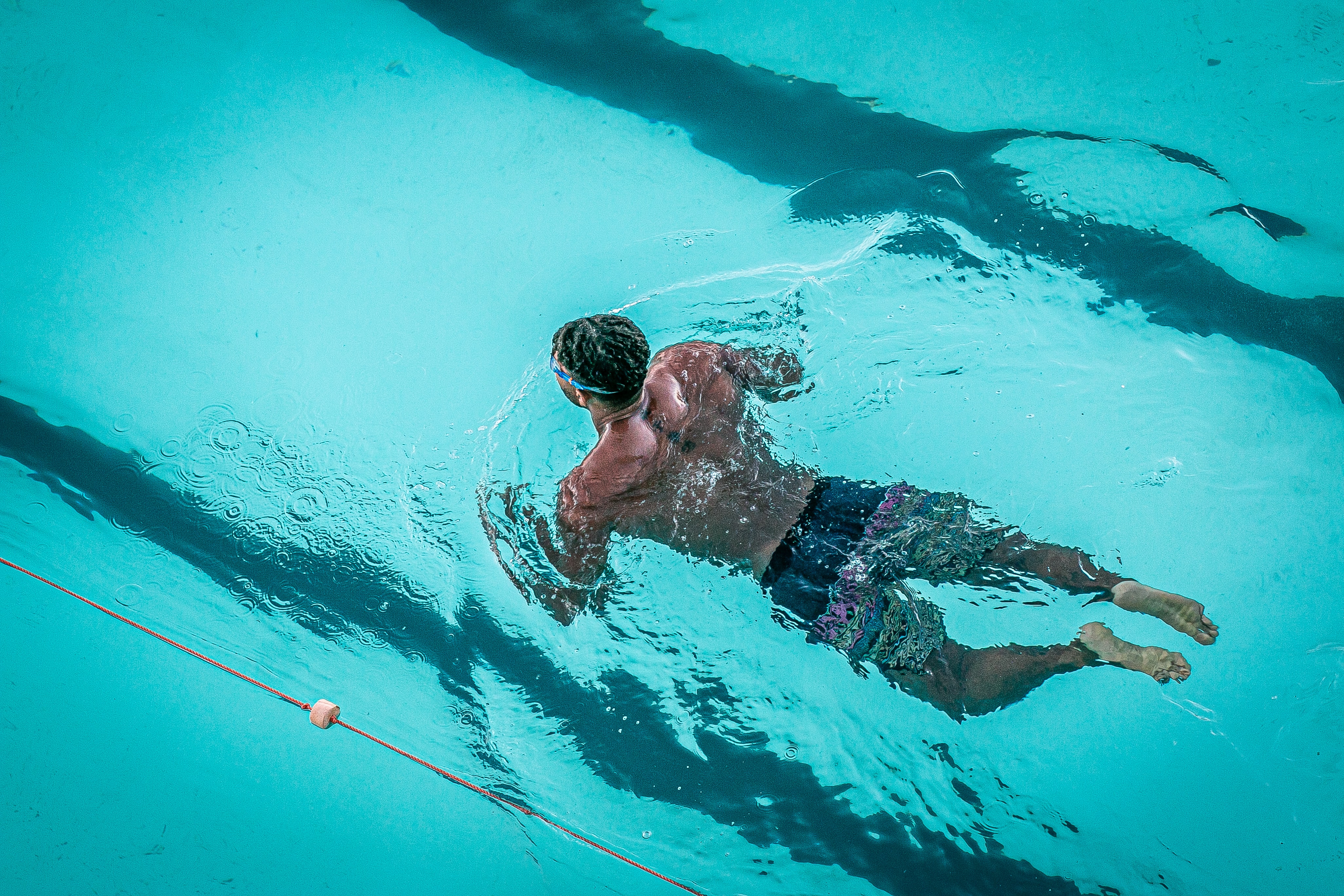 homem nadando na piscina
